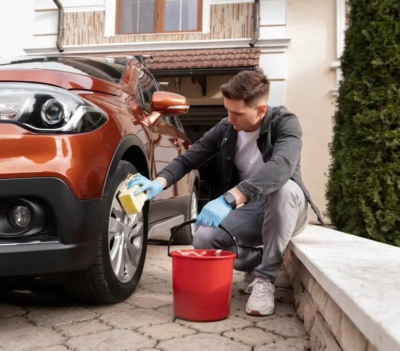 Lavage auto à domicile Hauviné : professionnel intervenant sur un véhicule